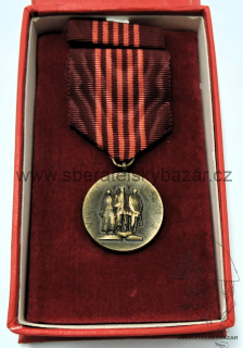 Medaile vítězný únor 1948 - v krabičce s dekretem