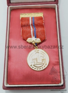 Medaile za zásluhy o výstavbu okresu Ustí n. Labem - v krabičce
