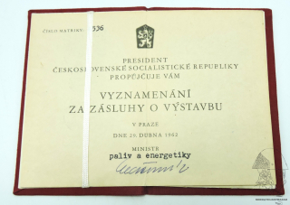 Dekret vyznamenání za zásluhy o výstavbu - podpis Ministr Oldřich Černík